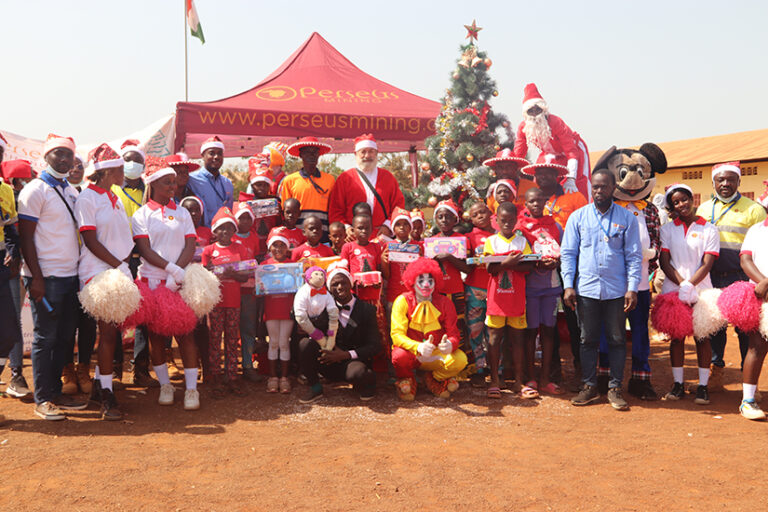 Côte d’Ivoire-AIP/ Côte d’Ivoire-AIP/ Arbre de Noël 2023 : Une société minière offre des cadeaux à plus de 2800 enfants de sa zone de production