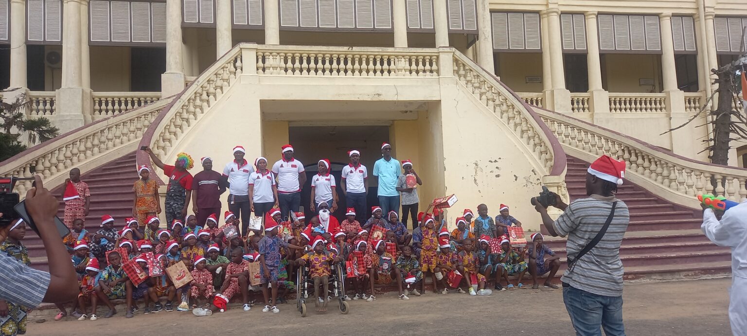 Côte d’Ivoire-AIP/ Arbre de Noël : La fondation Wenincy donne le sourire aux enfants de l’orphelinat de garçons de Bingerville