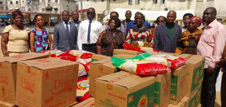 Côte d’Ivoire -AIP/ Une église fait don de vivres à deux écoles primaires des DRENA d’Abidjan 3 et 4