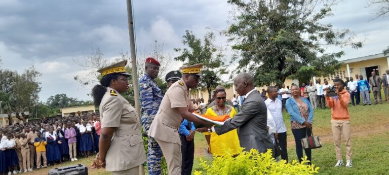 Côte d’Ivoire-AIP/Le ministère de la Promotion de la jeunesse offre un drapeau et un document du civisme au lycée moderne Coffi Gadeau de Tiébissou