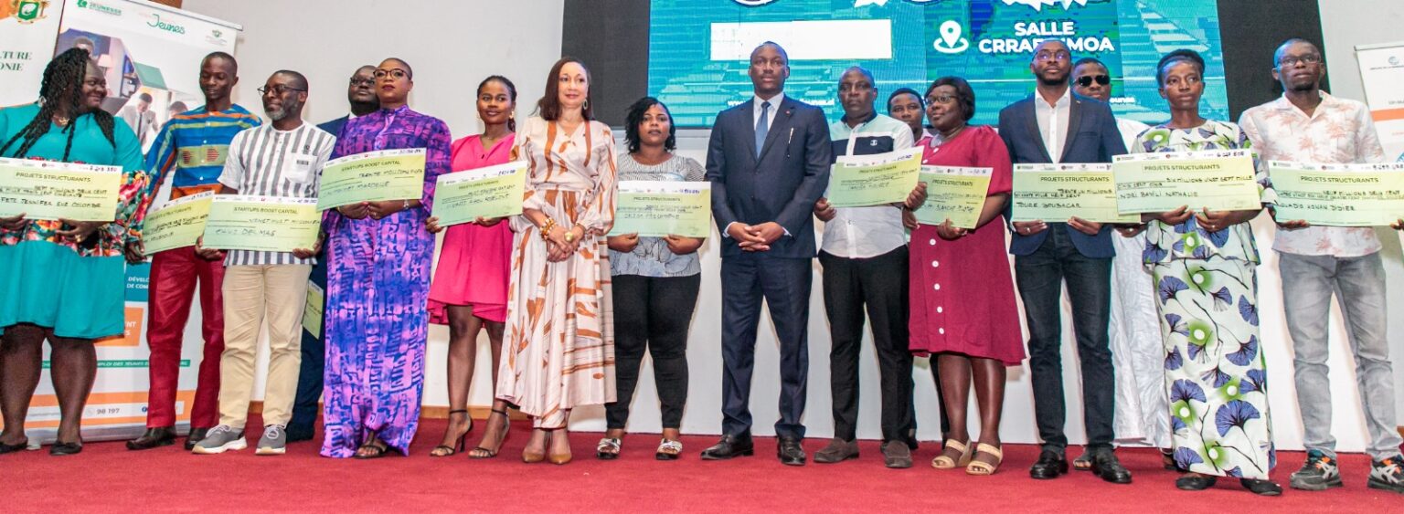 Côte d’Ivoire-AIP/ Guichet Emploi jeunes : Le ministre Touré remet des chèques pour le financement de 78 projets