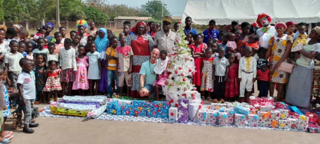 Côte d’Ivoire-AIP/ Une ONG offre un arbre de Noël à 400 enfants démunis à Agnibilékrou