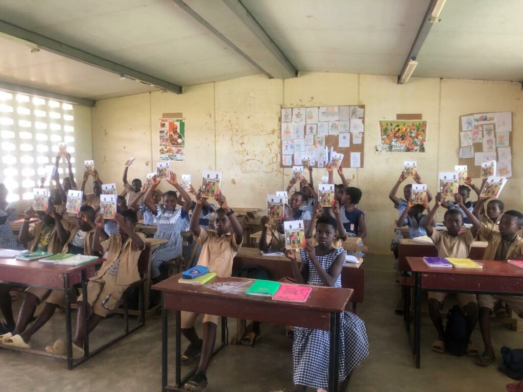Côte d’Ivoire-AIP/ Un ancien élève de l’EPP de Larabia fait don de livres aux élèves de l’établissement