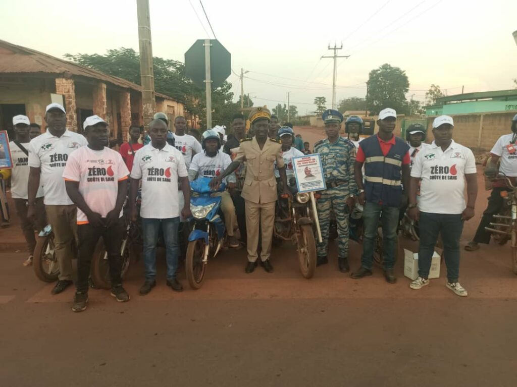 Côte d’Ivoire-AIP/ Les usagers de motos et de tricycles de l’axe Ouellé-Prikro sensibilisés au port du casque