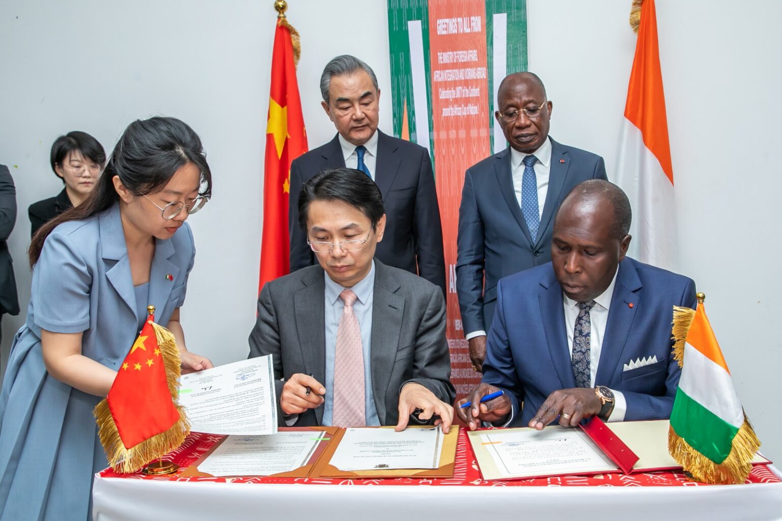 AIP/ Inter/ La Chine offre six autobus à propulsion électrique à la Côte d’Ivoire