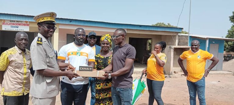 Côte d’Ivoire-AIP/CAN 2023 : Le ministre-gouverneur du Zanzan offre des kits de projection vidéo à Téhini et à Bouko