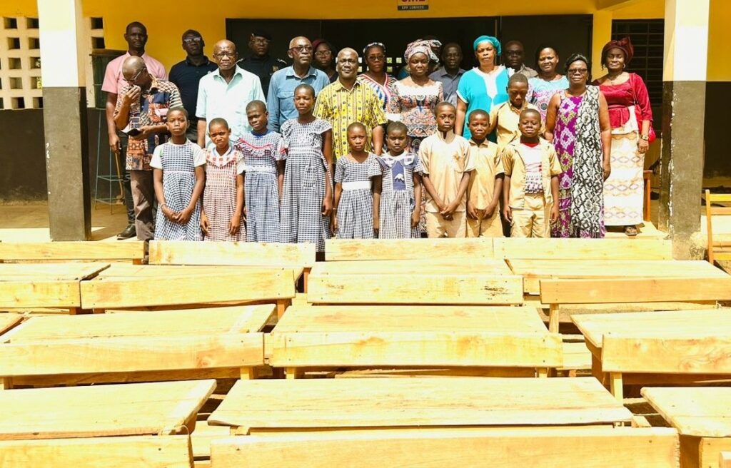 Côte d’Ivoire-AIP/La mairie d’Abengourou équipe quatre écoles primaires publiques en tables-bancs et mobiliers