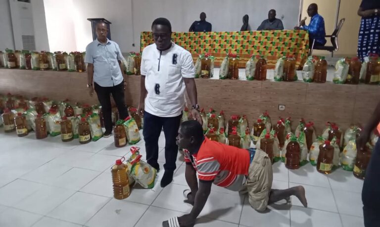 Côte d’Ivoire-AIP/Le maire de N’douci remet des vivres à des couches sociales défavorisées