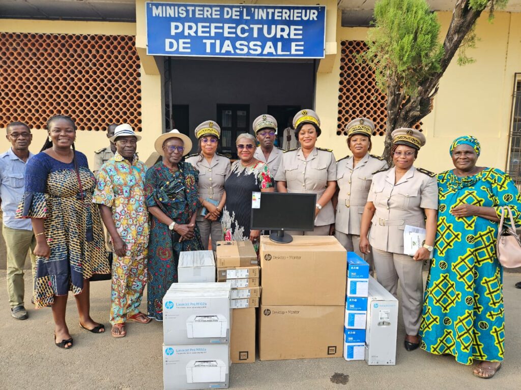 Côte d’Ivoire-AIP/ Une cadre de Tiassalé offre du matériel informatique à la préfecture