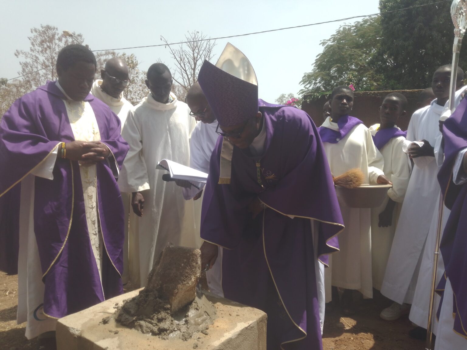Côte d’Ivoire – AIP/ L’évêque du diocèse d’Odienné pose la première pierre de la grotte mariale de Marandallah