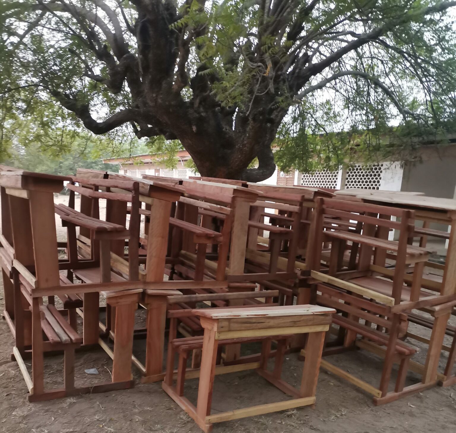 Côte d’Ivoire-AIP / Une enseignante chercheur offre des tables bancs aux élèves du lycée moderne de Dabakala