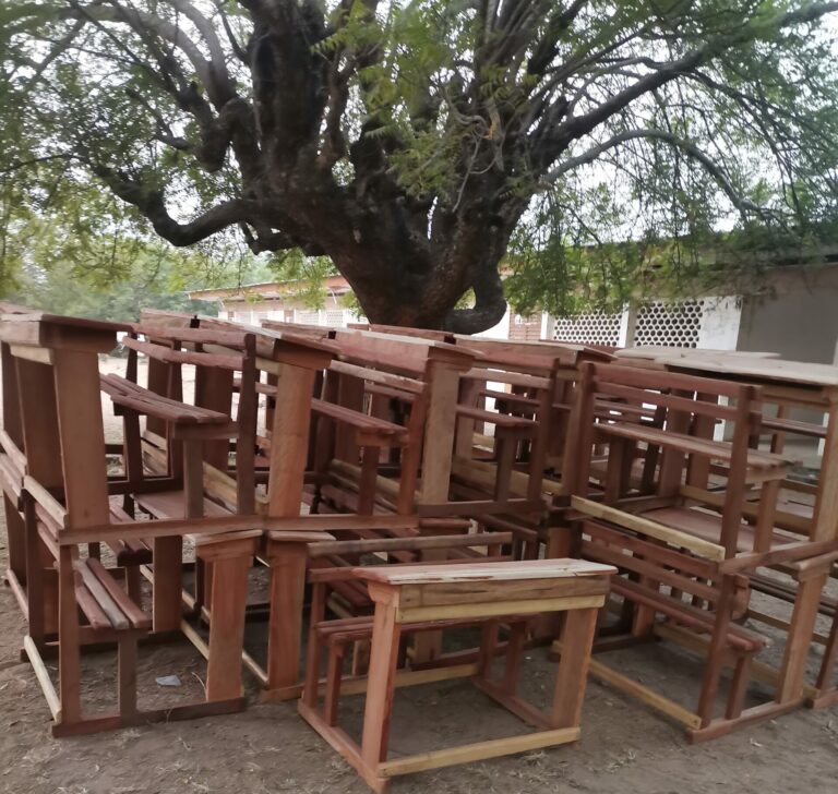 Côte d’Ivoire-AIP / Une enseignante chercheur offre des tables bancs aux élèves du lycée moderne de Dabakala