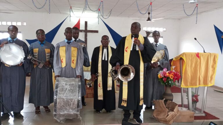 Côte d’Ivoire-AIP/ Rameaux 2024: des femmes méthodistes de Sikensi offrent des instruments de musique à leur église