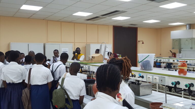 Côte d’Ivoire-AIP/ Un opérateur de télécom initie une excursion dans les laboratoires de l’INPHB pour promouvoir les sciences chez les filles