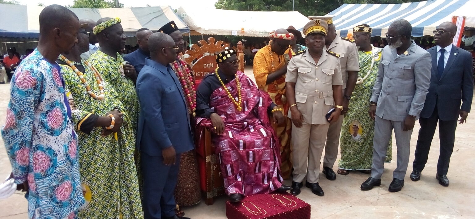 Côte d’Ivoire-AIP/ Le ministre Kobenan Kouassi Adjoumani, fait roi des « agbas » de Bocanda et de Kouassi Koussikro