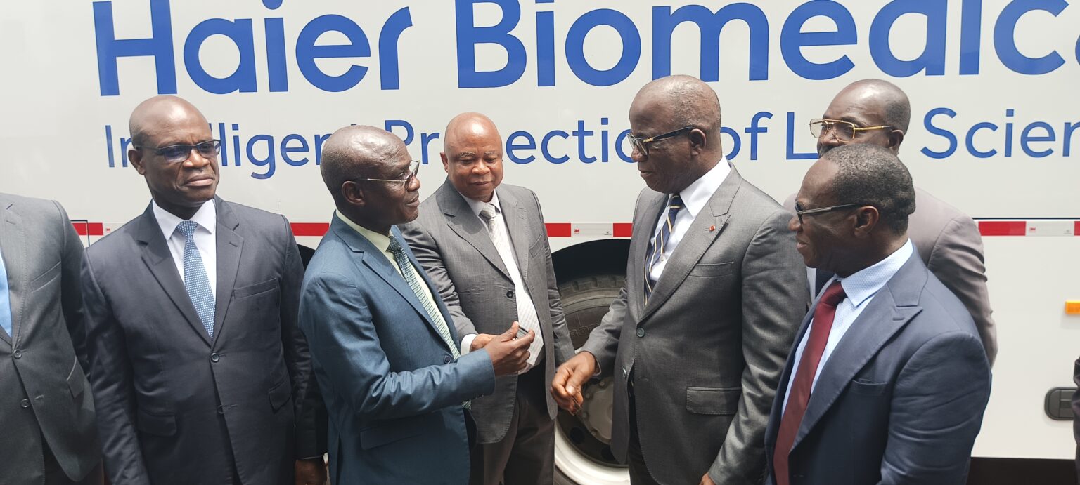 Côte d’Ivoire -AIP/ Le ministre Assahoré remet un camion laboratoire au CIAPOL pour une meilleure surveillance environnementale