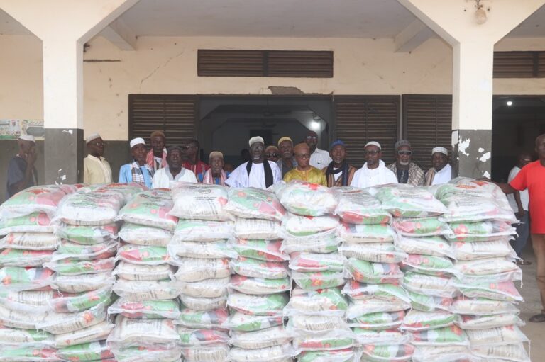 Côte d’Ivoire – AIP/ Le ministre, gouverneur offre 20 tonnes de riz aux communautés chrétiennes et musulmanes