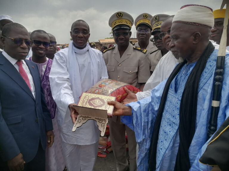 Côte d’Ivoire-AIP /Ramadan 2024: le président Ouattara offre des vivres et des corans aux musulmans de Biankouma