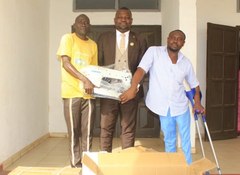 Côte d’Ivoire -AIP / Le maire de Bondoukou fait don de machines à coudre industrielles à des personnes en situation de handicap