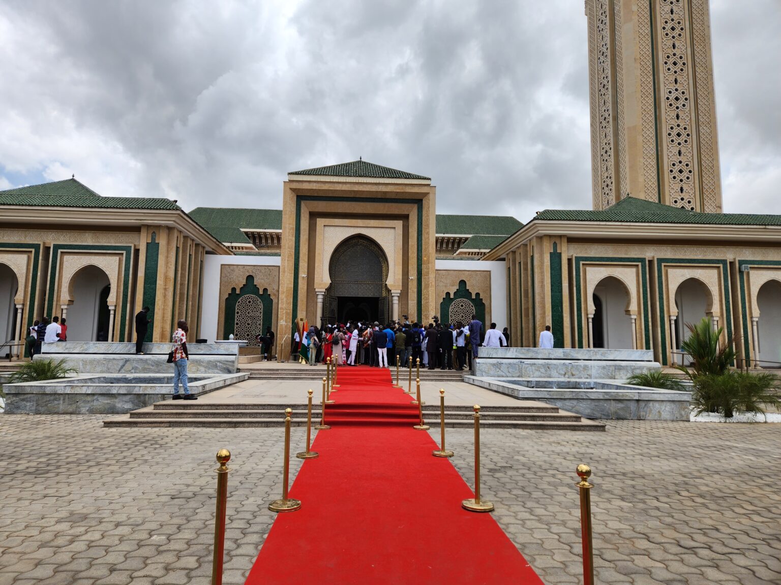AIP/ L’inauguration de la mosquée Mohamed VI d’Abidjan symbolise l’excellente coopération entre le Royaume du Maroc et la Côte d’Ivoire (Présidence)