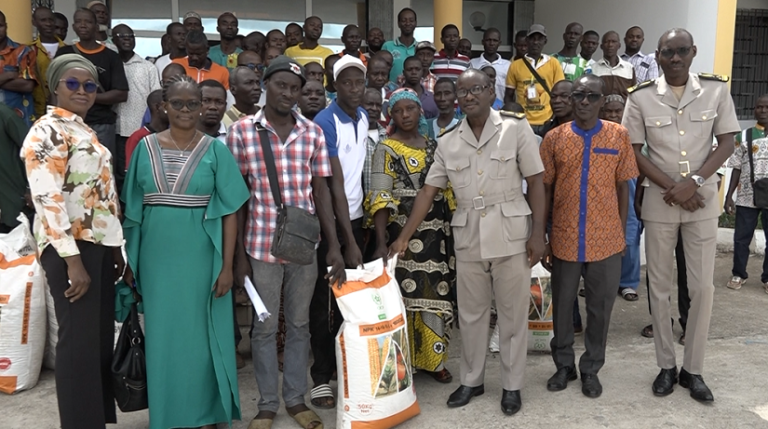 Côte d’Ivoire-AIP/2PAU-CI: des semences et de l’engrais distribués à des producteurs d’Agboville