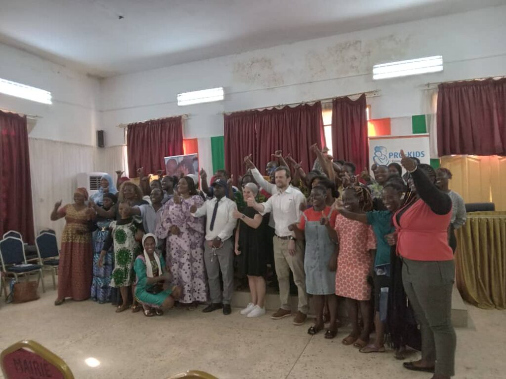 Côte d’Ivoire -AIP/ Une ONG forme des jeunes filles de Dabou en informatique
