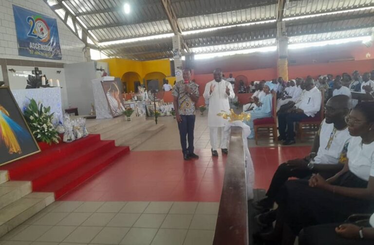 Côte d’Ivoire-AIP/ Le maire Sylvestre Emmou offre le tableau de la Sainte Face de Jésus au député Adja Alain