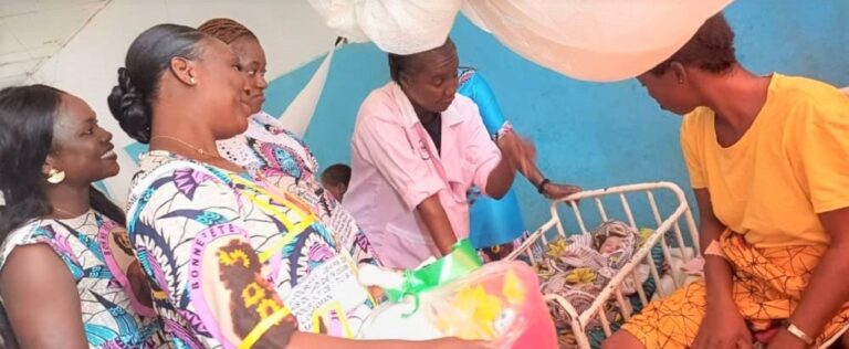 Côte d’Ivoire-AIP/ Fêtes des mères 2024: l’association des femmes fonctionnaires de Bagohouo offre des kits d’accouchement à des parturientes