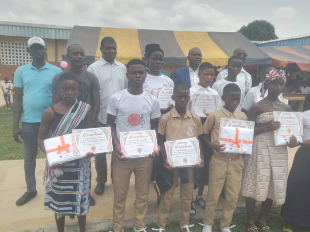 Côte d’Ivoire – AIP/ Plus de la moitié des élèves primés au collège moderne de Tomono sont des filles