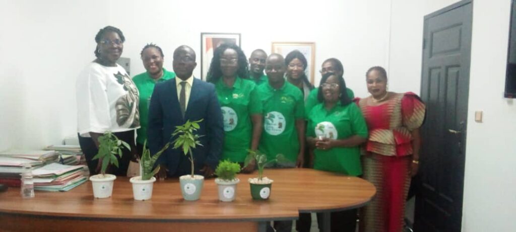Côte d’Ivoire-AIP/ L’ONG « Eden art » offre 25 pots de fleurs naturelles à l’UVICOCI