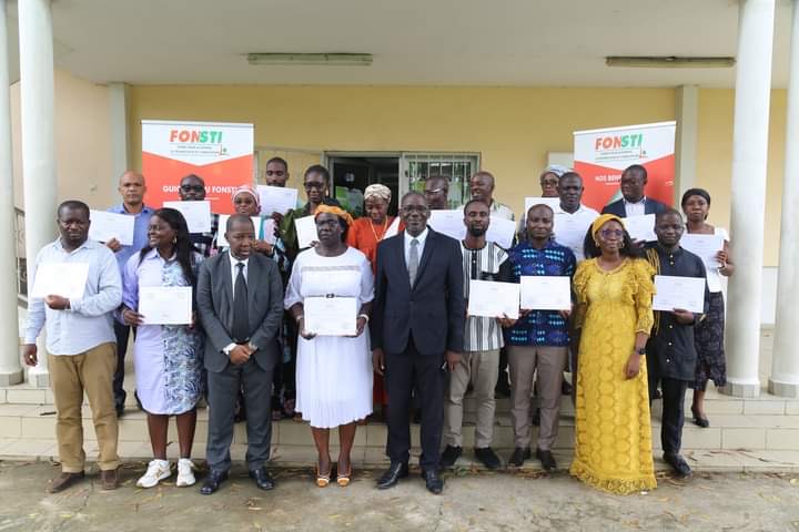 Côte d’Ivoire-AIP/ Des enseignants-chercheurs reçoivent des parchemins de fin de formation à la rédaction de projets