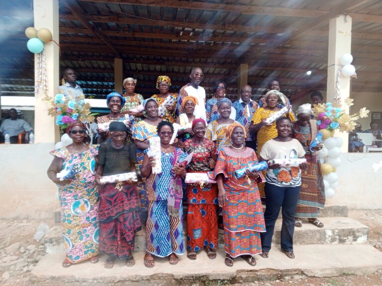 Côte d’Ivoire-AIP/ L’Union des femmes d’Agou offre des vivres et non-vivres à une centaine de mères du 3e âge