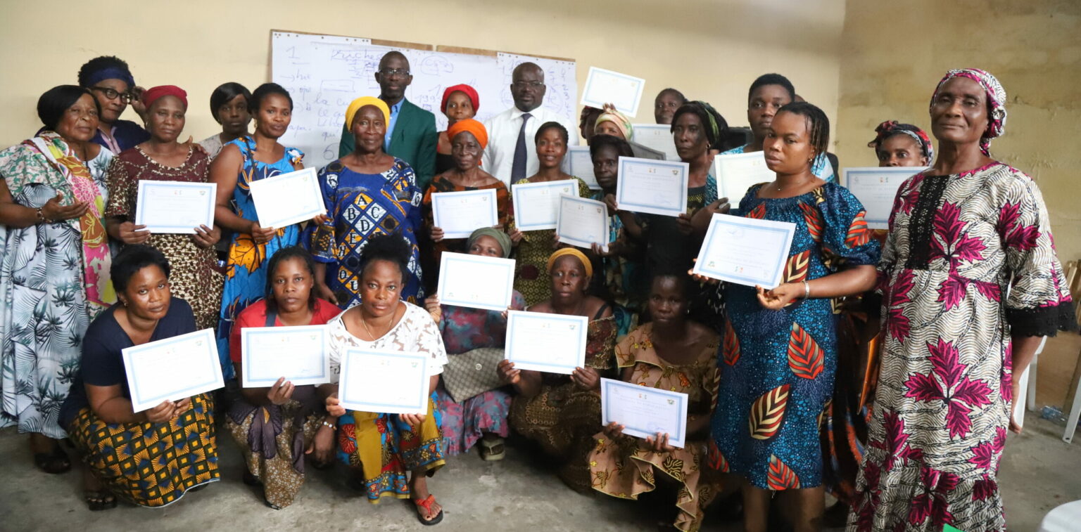 Côte d’Ivoire-AIP/ Le ministère de l’emploi forme des femmes du vivrier marchand de Treichville en alphabétisation fonctionnelle