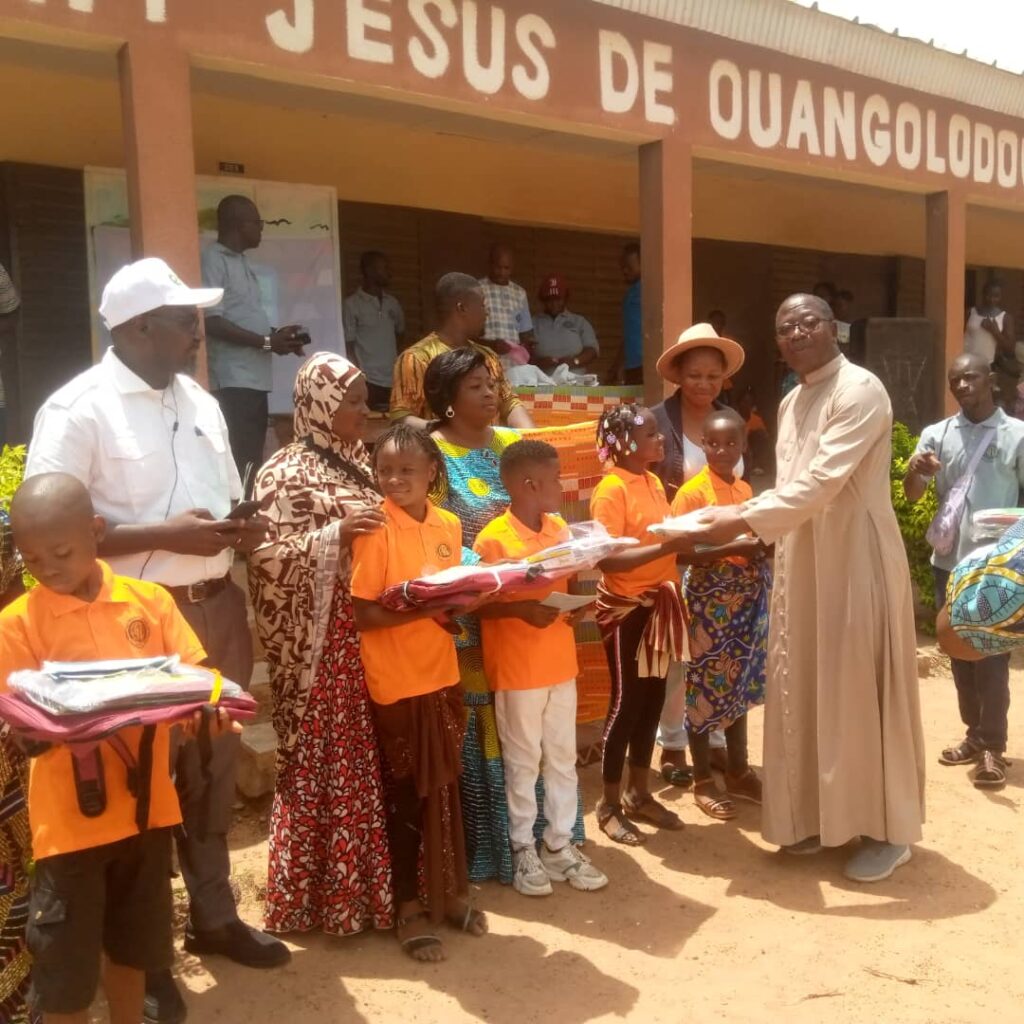 Côte d’Ivoire-AIP/ Les meilleurs élèves de l’école primaire catholique de Ouangolodougou primés