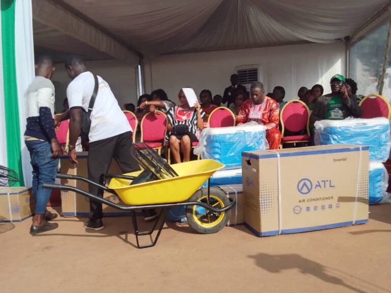 Côte d’Ivoire-AIP/ Une opératrice économique fait don de matériel de travail à des services publics d’Afféry