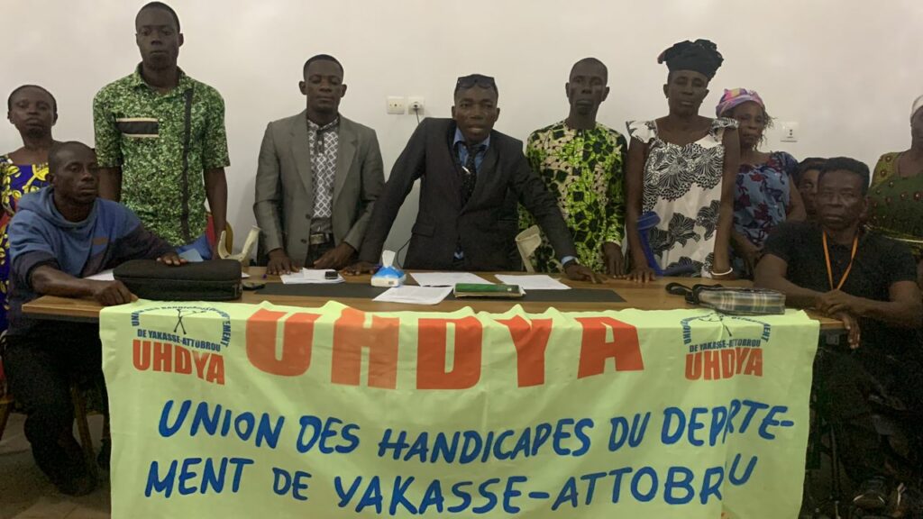 Côte d’Ivoire-AIP / Une association de personnes handicapées s’engage à entretenir les locaux des services publics de Yakassé-Attobrou