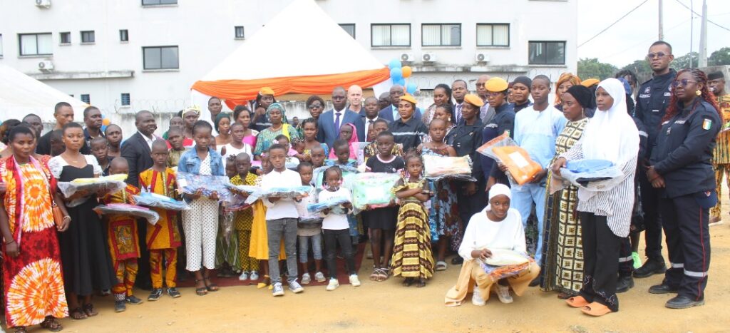 Côte d’Ivoire-AIP/ Des orphelins de pompiers civils reçoivent des kits scolaires