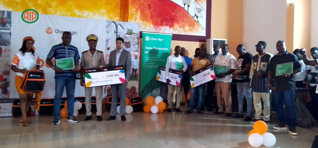 Côte d’Ivoire-AIP/ Plus de huit millions FCFA et des kits scolaires pour accompagner la scolarité des enfants des planteurs fidèles d’Olam