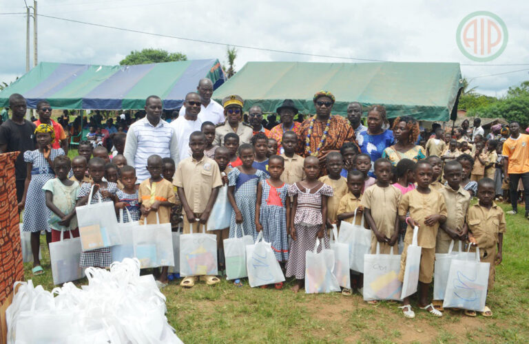 Côte d’Ivoire-AIP/ Une fondation internationale offre des kits scolaires à 1800 enfants du primaire du canton Abohiri