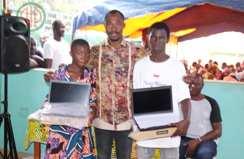 Côte d’Ivoire-AIP/ Les « Jumeaux Suprêmes » récompensent les meilleurs élèves admis au BAC et au BEPC des cours de préparation de 2023-2024