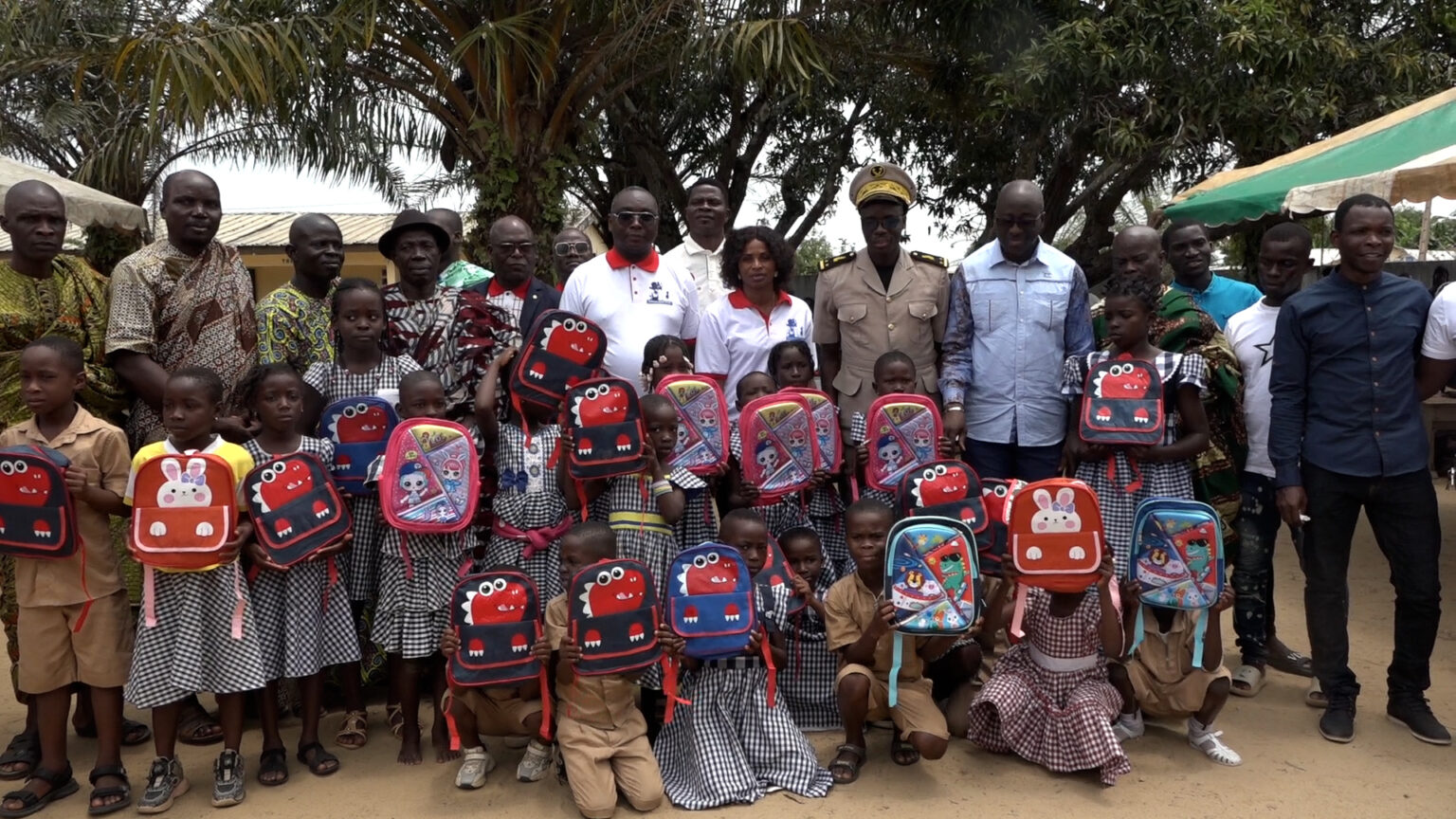 Côte d’Ivoire-AIP/Une fondation distribue des kits scolaires aux enfants de pêcheurs d’Adiaké