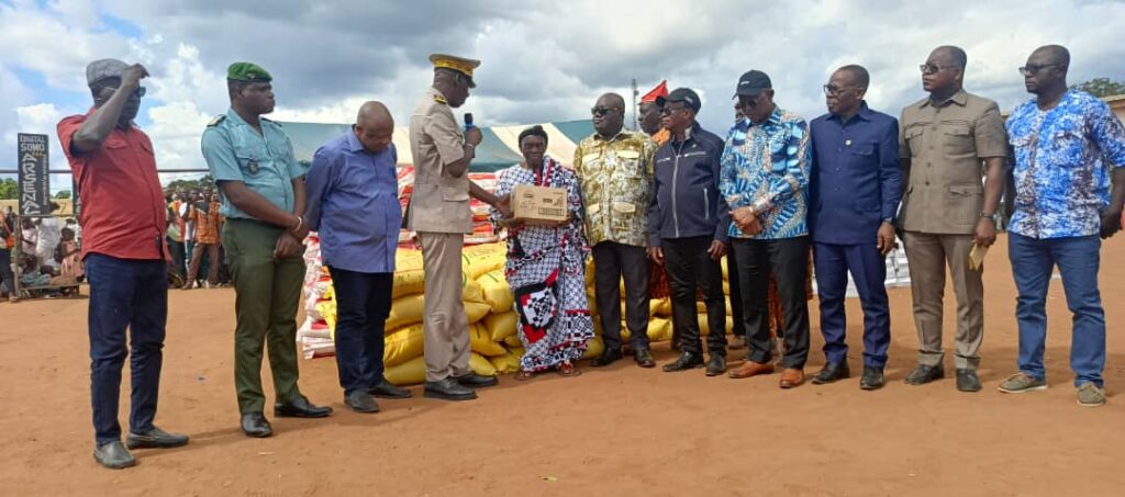 Côte d’Ivoire-AIP/Des cadres du grand centre apportent une aide de vingt millions de FCFA aux populations déguerpies de la forêt classée de Bouaflé
