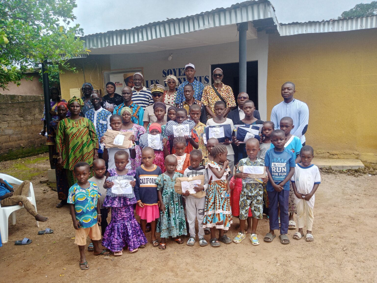 Côte d’Ivoire-AIP/ Une organisation offre des kits scolaires à des enfants vulnérables à Boundiali