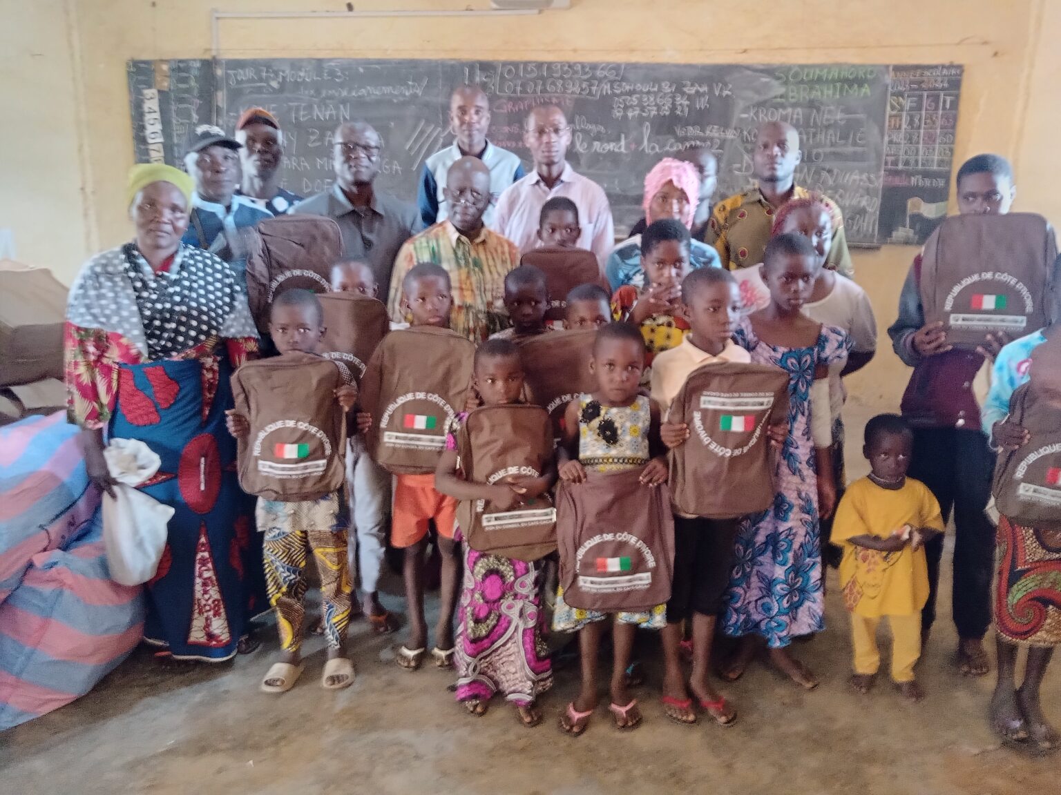 Côte d’Ivoire-AIP/ Le DG du palais de la culture offre des kits scolaires à deux écoles primaires de Boundiali