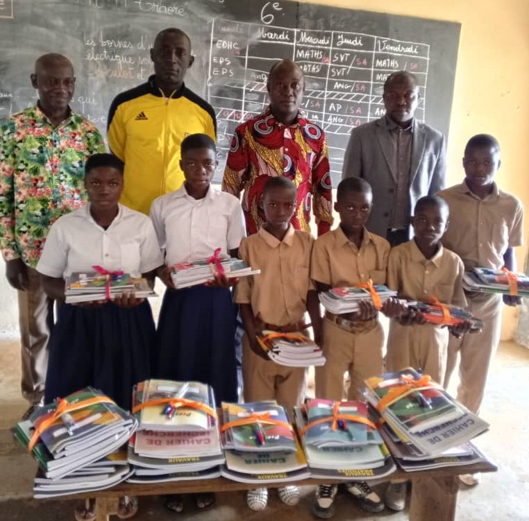 Côte d’Ivoire – AIP / Des élèves d’un collège de Daoukro reçoivent des kits scolaires