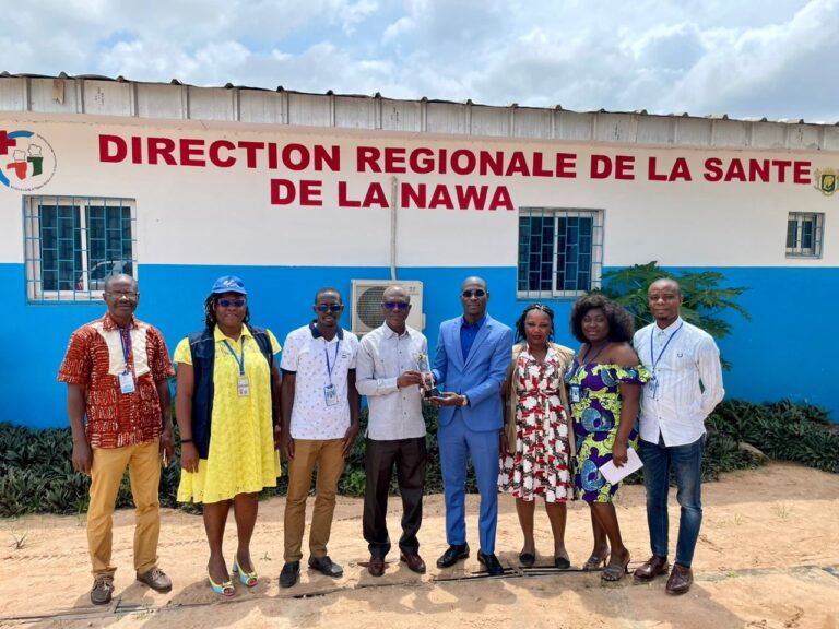 Côte d’Ivoire-AIP/Le trophée du deuxième meilleur hôpital national remis au directeur régional de la Santé de la Nawa