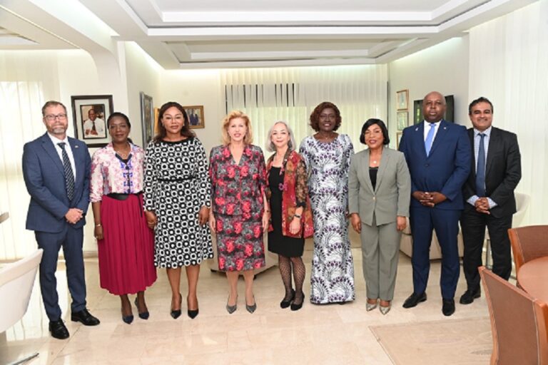 Côte d’Ivoire-AIP/ La première Dame Dominique Ouattara reçoit une délégation du Département du travail des Etats-Unis