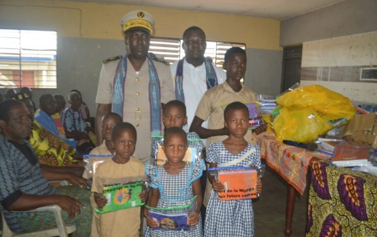Côte d’Ivoire-AIP/ La Mutuelle de développement de Kongossou offre des kits scolaires aux élèves du Groupe scolaire Diacohou