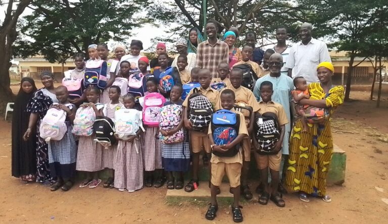 Côte d’Ivoire-AIP/ L’Association des anciens élèves de l’école Bakassa Traoré offre des kits scolaires à 20 élèves démunis