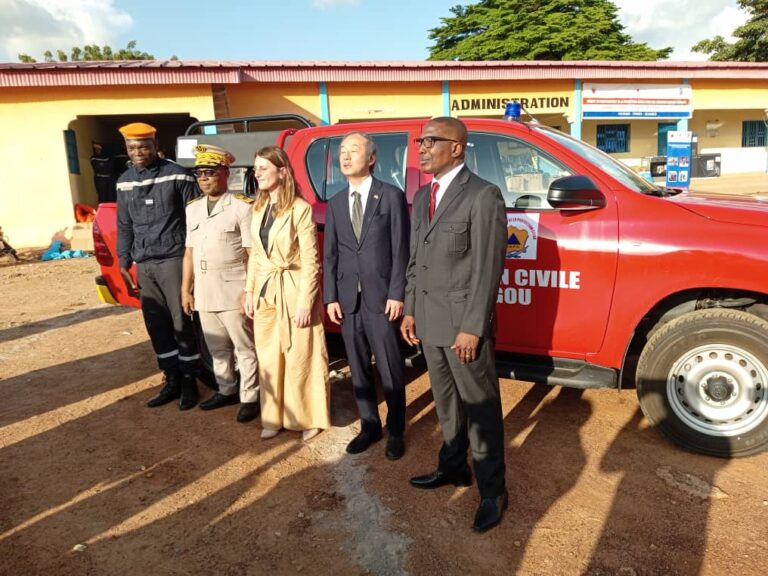 Côte d’Ivoire- AIP/ Du matériel roulant remis au centre de protection civile de Ferkessédougou par le Japon le directeur général de l’ONPC, l’ambassadeur du japon en Côte d’Ivoire, la représentante du PNUD et le préfet de la région du Tchologo lors de la remise symbolique de matériels au centre de protection civile de Ferkessédougou